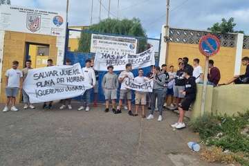 Concentraciones de jugadores del equipo ante la sede de la Federación Insular de Fútbol y del campo de fútbol de Melenara/TA.